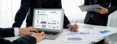 İş veri paneli pazarlama stratejisi planlaması için canlı iş zekası analizi sağlar