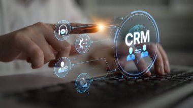 CRM platformları veri analizi, CRM iletişim araçları ve otomasyon yoluyla müşteri ilişkilerini geliştirir. CRM sistemleri müşteri yönetimi, izleme ve CRM ilişki başarısını destekler. Eğri