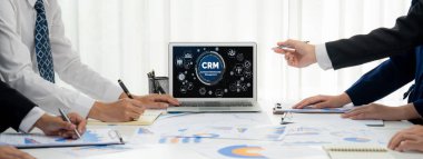CRM işletme ve işletme için canlı bilgisayarda müşteri ilişkileri yönetim sistemi