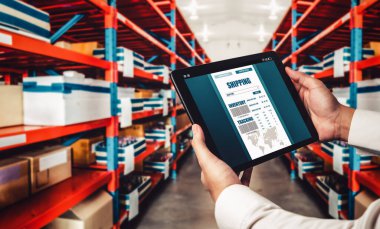 Depo yönetiminin yenilikçi yazılımı gerçek zamanlı mal teslimatı için bilgisayarda. Bilgisayar ekranı, depolama ve tedarik zinciri dağılımı için akıllı envanter göstergesi .