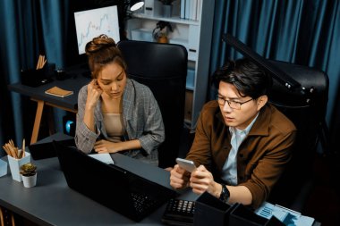 Modern ofiste gece geç saatlerde e-posta verilerini kontrol etmek için sekreterli cep telefonu müşterisine odaklanan satış müdürünün ciddi yüzü. Aşırı çalışan problem projesi kavramı. İnfobahn.