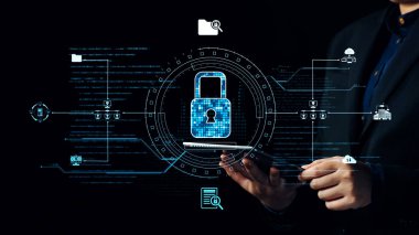 Bir asma kilit sembolü ve akıllı telefona odaklanan dijital güvenliğin görsel bir temsili, günümüz teknolojisiyle çalışan dünyasında siber korumanın ve çevrimiçi mahremiyetin önemini gösteriyor. Dörtgen