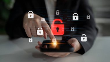 Siber güvenlik ihlalini gösteren dijital güvenlik kavramı, güvenlik sistemleri arasında veriye maruz kaldığını belirten kırmızı bir asma kilit, sistem savunmasızlığını ve Latch riskini vurguluyor.