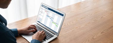 Ekip projesinin zaman çizelgesini gösteren bilgisayar ekranında, modern iş projesi yönetimi için proje planlama yazılımı