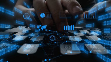 Veri analizi, grafikler ve küresel bağlantıları gösteren dijital grafiklerle kaplanmış, veri odaklı karar alma mekanizmasındaki teknoloji rolünü sembolize eden bir klavyede el yazması görüntüsü. Xenic