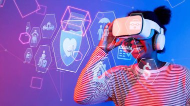 Neşeli bir kadın, teknoloji ve sağlık temalarını temsil eden renkli dijital simgelerle çevrili bir VR kulaklık takarak sanal gerçeklik deneyimine daldı. Raster.