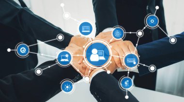 Takım çalışmasının dijital bir temsili, bağlanabilirliği ve iş büyüme girişimlerini sembolize eden teknoloji simgeleriyle çevrelenmiş ve işbirliği içinde çalışan eller tarafından vurgulanmıştır. Dostluk