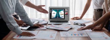 Web sayfasının modern tasarımı ve bilgisayar ekranında gösterilen ticari canlı reklamlar için grafiksel tasarımcı yazılımı