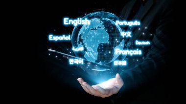 Küresel iletişimi, çok kültürlülüğü ve dijital çağdaki çok dilli içeriğin önemini sembolize etmek için çeşitli dilleri gösteren dijital bir sunum. Dörtgen