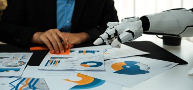 Yapay Zeka ve Veri Analizi Çizelgeleri ile İş Toplantısı Masa, Robotik El Raporları ve Grafiklerle Profesyonel İnsan Yardımcılığı. Yaratılış