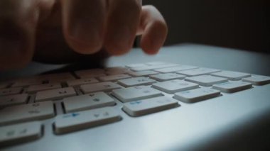 Bilgisayar klavyesinde elleri ve parmaklarıyla yazı yazan yakın plan bir adam. Makro yumuşak odaklı bebek çekimi. Bilgisayar programlama, mesajlaşma çevrimiçi mesajlaşma ve çevrimiçi pazarlama işi konsepti. Topla