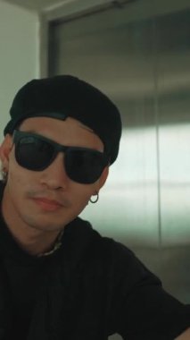 Çok kültürlü hipster grubu kameraya bakarken gökyüzü avcısıyla ya da şehir manzaralı bir binada break dans yapıyorlar. Sokak dansçısı ekibi dansçı performansına bakıyor. Açık hava sporu 2024 hiphop..