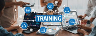 Panorama analist ekibi, FBI Fintech 'i kullanarak dizüstü bilgisayarla mali raporu analiz ediyor. İş adamları iş görüşü için dizüstü bilgisayarda gösterilen kontrol panelini inceliyor. Dostluğu İncele