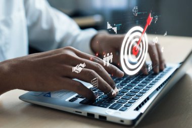 İş adamı müşteri hedef gruplarını belirlemek için verileri analiz eder, pazarlama stratejilerini rafine eder. Her hedef grubun özel ihtiyaçlarını karşılamak için iletiler gönderiliyor. EIDE