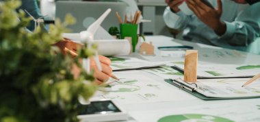 Modern bir çalışma alanında takım çalışması sürdürülebilirlik ve yenilikçi tasarım çözümleri üzerine odaklandı. Profesyoneller yaratıcı materyaller arasında çevre dostu stratejileri tartışıyor. SACTR