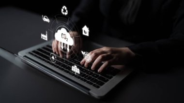 Ağ sıfır ve CO2 azaltma stratejileri daha yeşil bir gelecek için sürdürülebilirliği, yenilenebilir enerjiyi ve iklime duyarlı iş uygulamalarını teşvik etmektedir. Latch