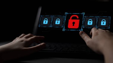 Siber güvenlik ihlalini gösteren dijital güvenlik kavramı, güvenlik sistemleri arasında veriye maruz kaldığını belirten kırmızı bir asma kilit, sistem savunmasızlığını ve Latch riskini vurguluyor.