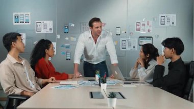 Çeşitli profesyonel iş adamları pazarlama stratejisini tartışıyor. Bir grup yaratıcı girişim ekibi toplantı odasında birlikte çalışıyor, fikir paylaşıyor, beyin fırtınası yapıyor. Yönlendirici.