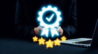 Yıldızlı bir başarı rozeti taşıyan bir işadamı, dijital çağda başarı ve tanınmayı simgeliyor ve profesyonel gurur ve başarı sergiliyor. Dörtgen