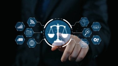 Adalet ölçeğini gösteren fütürist dijital hukuk arayüzü, dijital hukukun altını çizen, AI uyumu, dijital hukuk sistemleri ve güvenli yönetim için dijital hukuk düzenlemeleri. Elide