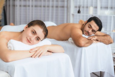 Kafkas çift müşterisi stres önleyici spa masajının keyfini çıkarıyor ve lüks otel veya oteldeki gündüz açık hava ortamında güzellik teniyle eğleniyor. Sessiz.