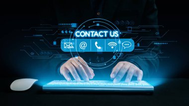 Bir insan eli, iş bağlamında modern dijital iletişimi gösteren, temas simgeleriyle parlayan fütüristik bir klavyeye yazı yazıyor. Dörtgen