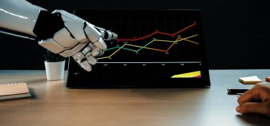 Robot bir el veri gösterimiyle etkileşime girer, canlı grafikler ve grafikler sergiler, teknoloji ve iş analizleri arasındaki ortaklığı sembolize eder.