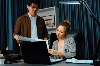 İş arkadaşı ile birlikte iş kadını projesinin ciddi yüzü. Modern ofiste gece geç saatlerde şirket borsası için imzalı iş planına bakmak için evrak almak. İnfobahn.