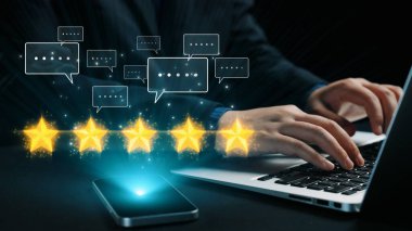 Dizüstü bilgisayarda yazı yazan ellerin yakın plan görüntüsü, yüzen beş yıldızlı reytingler ve konuşma baloncukları ile birlikte, modern dijital çalışma alanındaki müşteri geribildirimi ve etkileşimi tasvir ediyor. Dörtgen