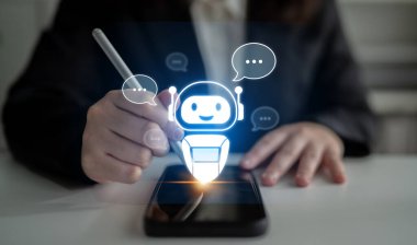 Yapay zeka sanal asistanı kullanıcılarla yapay zeka konuşma baloncukları aracılığıyla iletişim kuruyor, yapay zeka otomasyonunu, akıllı iletişimi ve yapay zeka desteğini simgeliyor.