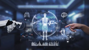 Robot ve insan eliyle insan anatomisi ikonunu işaret ediyor. Robot el ve insanın birlikte çalışırken röntgen hologramıyla bulanık labaratuvarı işaret etmesine yakın çekim. Sağlıklı..