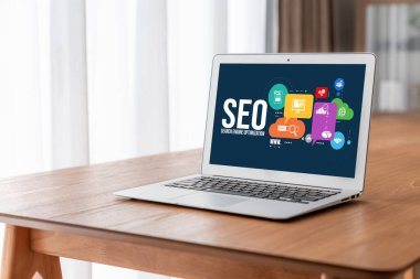 Model e-ticaret için SEO arama motoru optimizasyonu ve bilgisayar ekranında gösterilen çevrimiçi perakende işi
