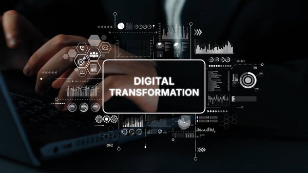 Руки на клавиатуре, участвующие в цифровой трансформации с элементами визуализации данных вокруг современной темы технологии. Аналитика умных данных.