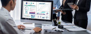 İş zekası ve veri analizi kavramı. Analizci ekibi laptop ekranında finansal veri analizi üzerinde çalışıyor. Etkili iş stratejik planlama için pazarlama göstergesi olarak. İçgörü