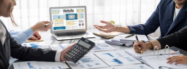 İş zekası ve veri analizi kavramı. Analizci ekibi laptop ekranında finansal veri analizi üzerinde çalışıyor. Etkili iş stratejik planlama için pazarlama göstergesi olarak. İçgörü