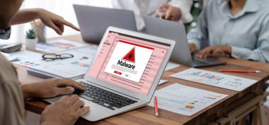 Siber saldırı konsepti. Bilgisayar ekranında görülen kötü amaçlı yazılım uyarısı ve bilgisayar sisteminde veya çevrimiçi sunucuda kaldırılacak tehdit algılaması.