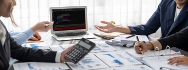 İş zekası ve veri analizi kavramı. Analizci ekibi laptop ekranında finansal veri analizi üzerinde çalışıyor. Etkili iş stratejik planlama için pazarlama göstergesi olarak. İçgörü