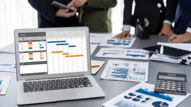 Ekip projesinin zaman çizelgesini gösteren bilgisayar ekranında canlı iş projesi yönetimi için proje planlama yazılımı