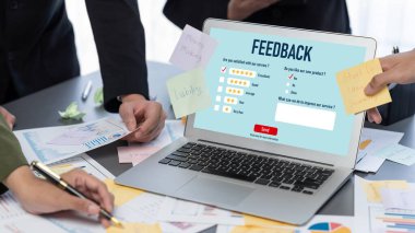 Analizci ekibi yaratıcı ve analitik beyin fırtınası fikri için bilgisayar ekranında BI veri paneli olan yapışkan bir not kullanıyor. Pazarlama stratejisi için finansal veri görselleştirme teknolojisini analiz et. Dahi.