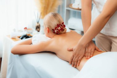 Kafkasyalı kadın müşteri stres önleyici spa masajının keyfini çıkarıyor ve lüks otel ya da oteldeki gündüz açık ortam güzellik salonunda güzellik teniyle eğleniyor. Sessiz.