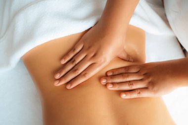 Kapalı alan kadın müşteri stres önleyici spa masajını yapmaktan zevk alıyor ve lüks otel ya da oteldeki gündüz açık hava güzellik salonunda güzellik teniyle eğleniyor. Sessiz.