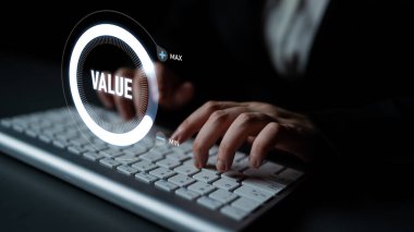 ERP platformları iş süreçlerini optimize eder, verimliliği artırır ve işletmeleri kurumsal kaynak planlaması ve dijital ERP sistem uygulaması yoluyla yürütür. Latch