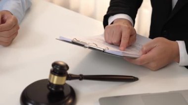 Müvekkil hukuki danışmanlık ve avukatlık danışmanlığı konusunda hukuk firmasına güveniyor, karmaşık yasal sözleşme belgelerini güvenilir bir hukuk danışmanlık hizmeti olarak analiz ediyor. Ağır çekim. Katı.