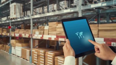 Depo yönetimi, mal teslimatının gerçek zamanlı izlenmesi için bilgisayarda becerikli bir yazılım. Bilgisayar ekranı, depolama ve tedarik zinciri dağılımı için akıllı envanter göstergesi .