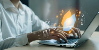 İş adamı, tahminsel büyük veri modellerinden gerçek zamanlı analizlere uzanan eğilim ve içgörüleri ortaya çıkarmak için veri analizlerini derinlemesine inceleyerek, veri güdümlü kararların analitik endüstriyi nasıl ileri götürdüğünü öğrenir