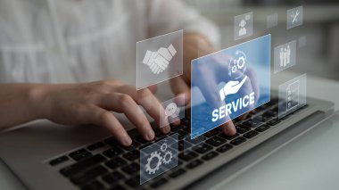 Verimli hizmet işlemleri ve kullanıcı memnuniyeti için işbirliği, iletişim, bakım ve kontrol listesi simgeleri ile müşteri hizmetleri ve iş akışını desteklemek