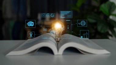 Elektrikli aracın teknik düzeni pil sistemini, güç kontrolünü, çekiş motorunu, şarj arayüzünü ve yenilenebilir ve akıllı enerji kaynaklarıyla bütünleşmeyi gösteriyor.