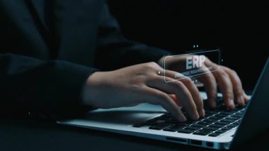 ERP platformu, kurumsal kaynak planlaması, entegrasyon, veri akışı, iş verimliliği, finans, envanter ve insan kaynaklarının iyileştirilmesi için merkezi sistemi göstermektedir. Elide