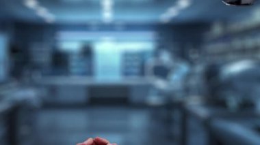 Robot ve insan elini uzatıyor ve yüzen DNA hologramıyla işaret ediyor. Bulanık laboratuvar geçmişini işaret ederken robot el ve insanın birlikte çalışmasını kapat. Sağlıklı..