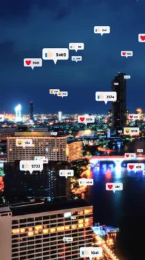 Sosyal medya simgeleri, sosyal ağ uygulama platformu üzerinden insanların karşılıklı bağlantılarını gösteriyor. Çevrimiçi toplum ve sosyal medya pazarlama stratejisi kavramı .